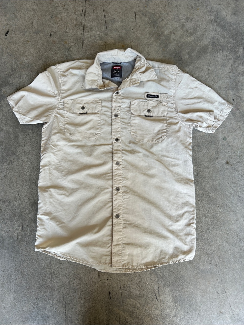 Wrangler Short-Sleeve Button-Down Shirt in Khaki